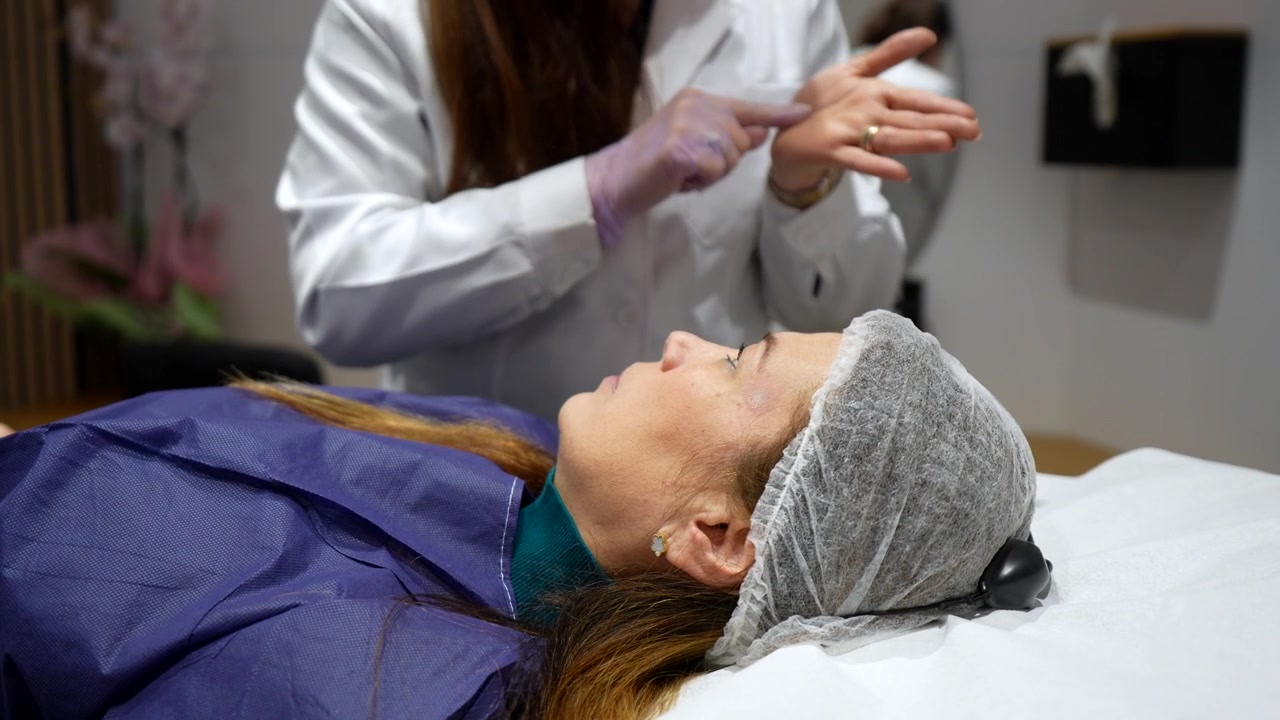 Dermatologo che spiega la procedura al paziente in clinica