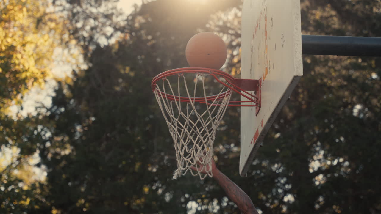 Giocatore di basket che si butta