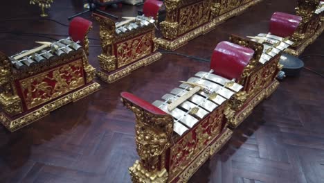 orquesta de música tradicional gamelan exhibida en el escenario en bali indonesia, instrumentos metálicos de bronce de la agrupación gong kebyar