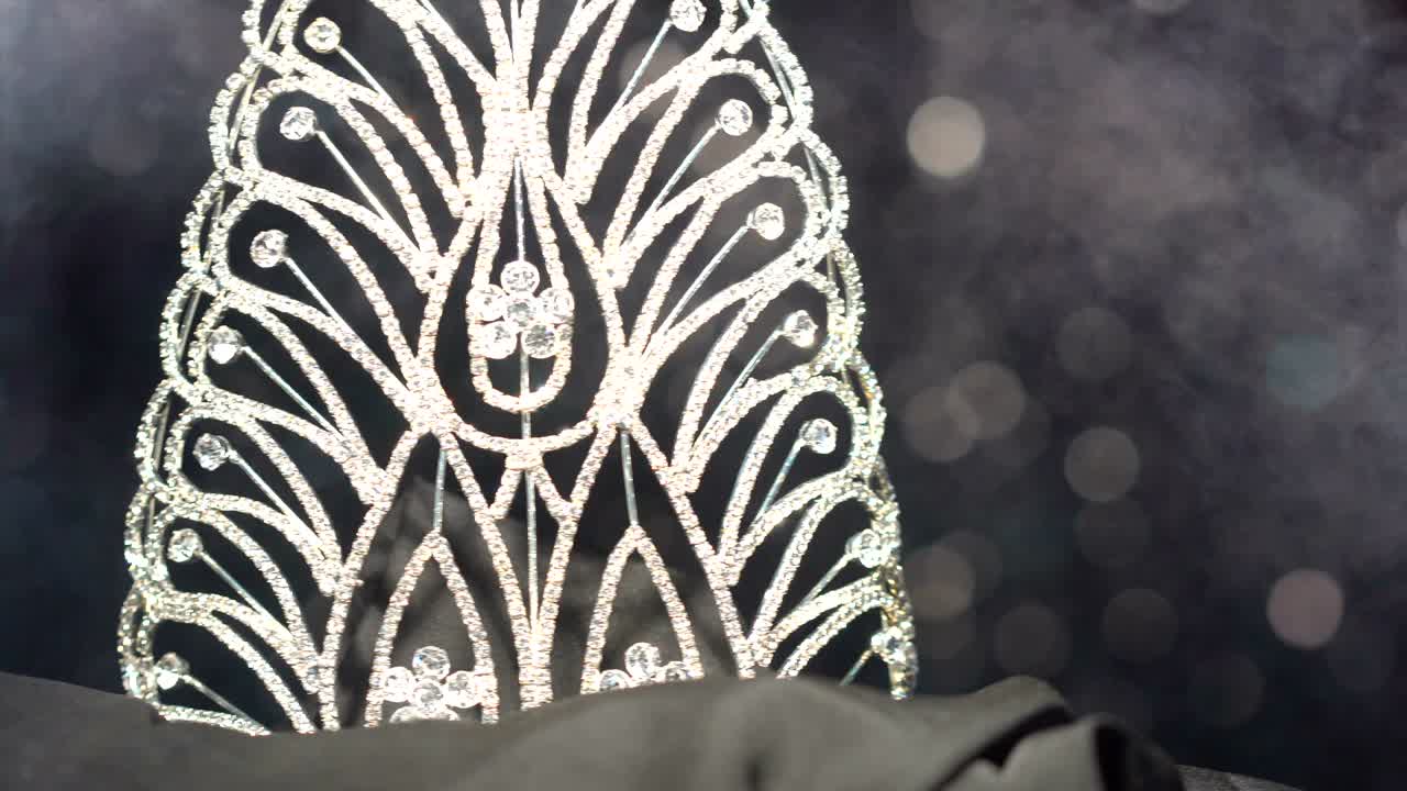 la corona de diamantes es el trasfondo del concurso de belleza.