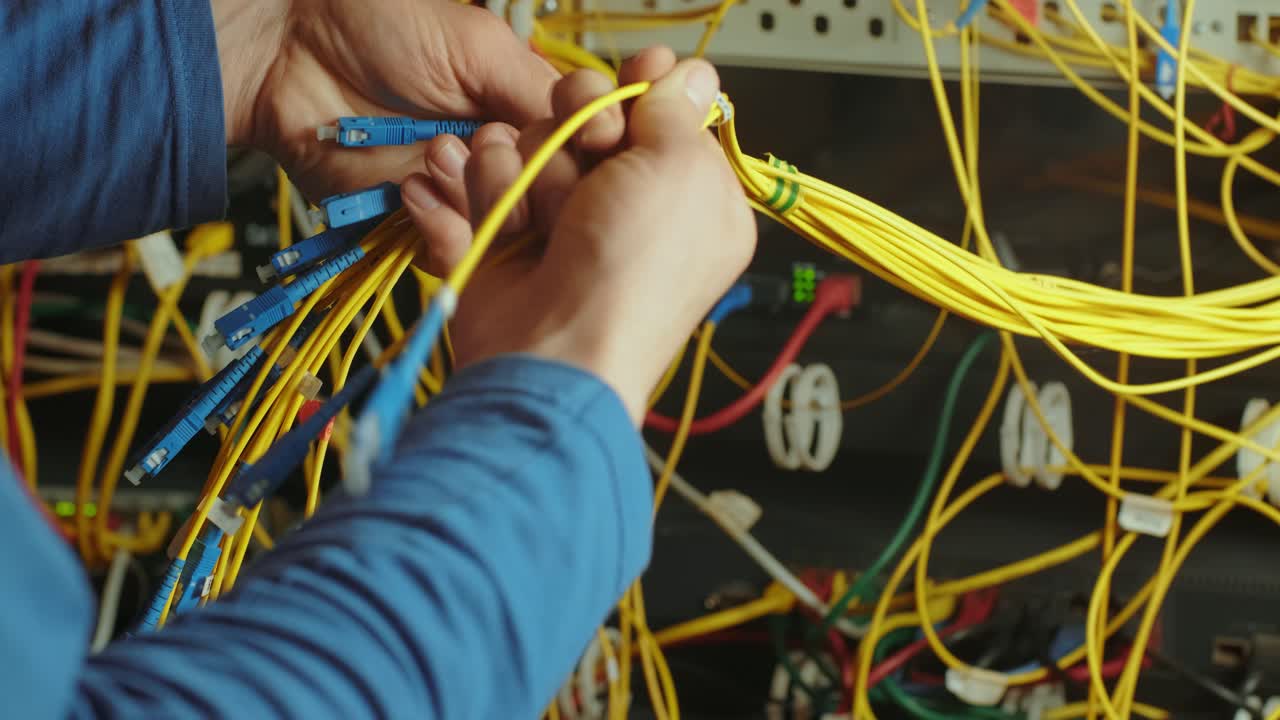 servicio de redes. ingeniero de redes administrador comprobando el equipo de hardware del servidor del centro de datos