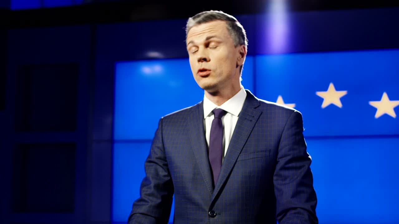 자신감 있는 사업가 가 공공장소 에서 회의 를 개최 하고 있다