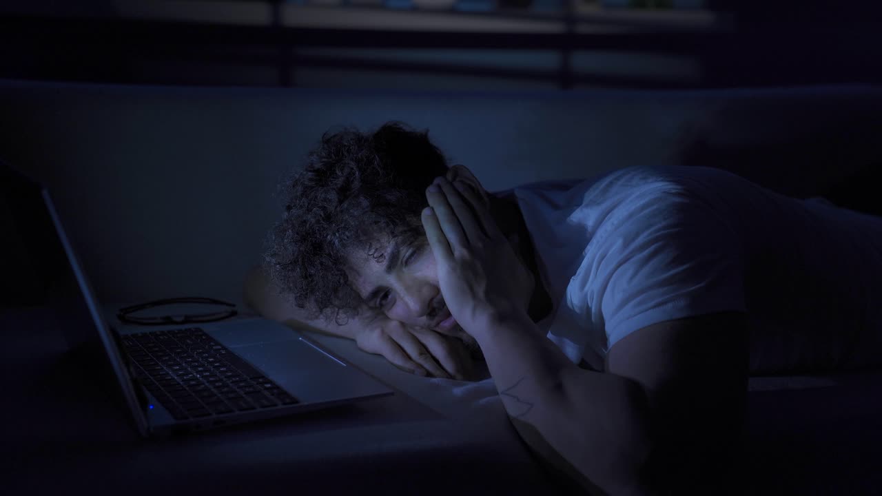 el joven deprimido se siente solo y deprimido en casa.