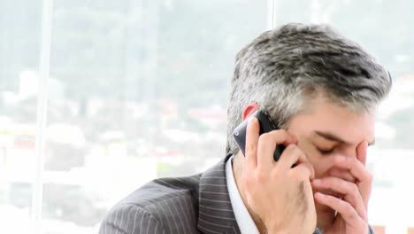 un hombre de negocios molesto al teléfono.