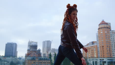 Ginger-woman-spinning-on-roller-skates-outside.-Roller-skater-dancing-in-city.
