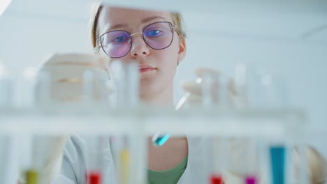 científico que trabaja en un laboratorio