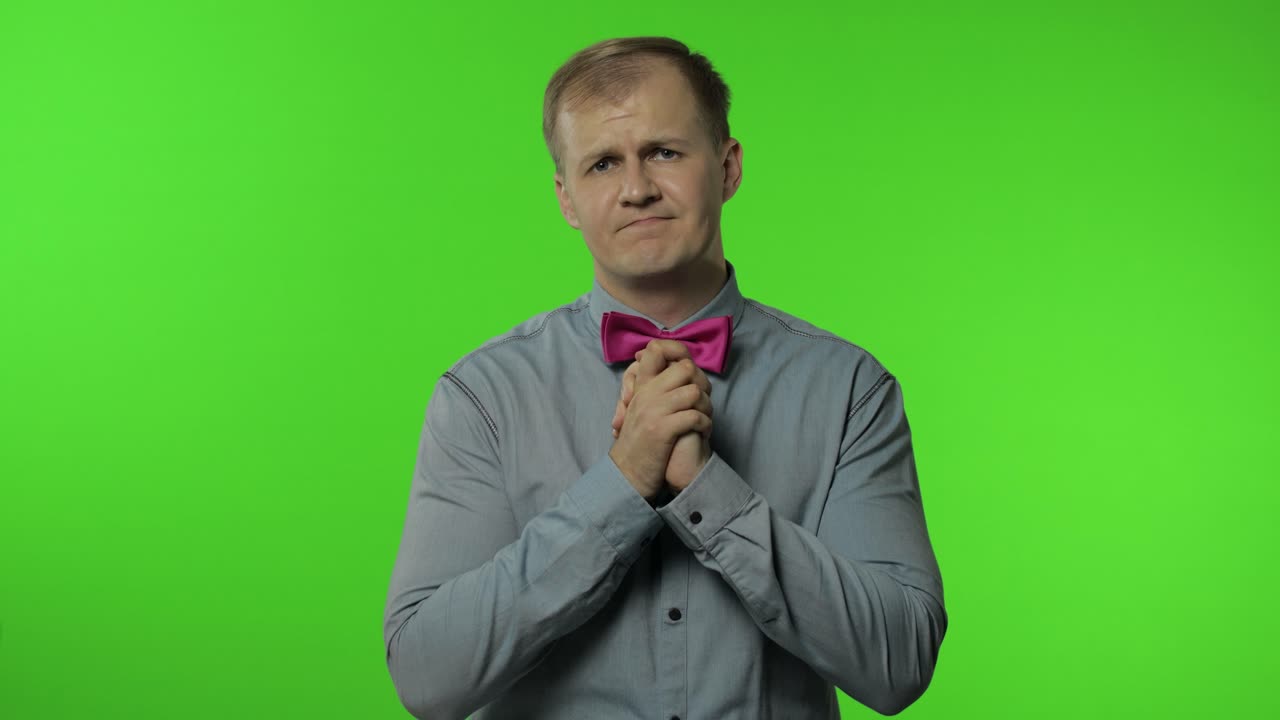 왜 질문? 화가 난 남자가 분노한 표정으로 손을 들고, 싸우고, 갈등의 이유를 묻습니다.