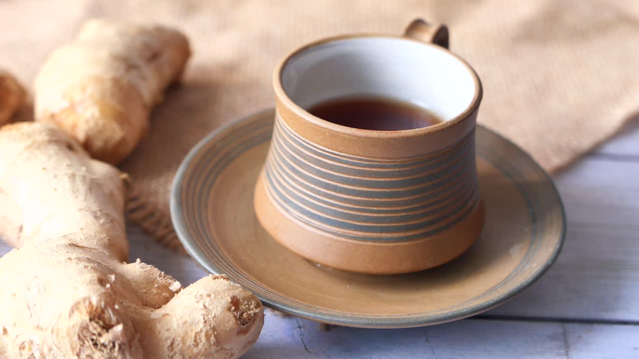 Tè allo zenzero in una tazza di ceramica marrone