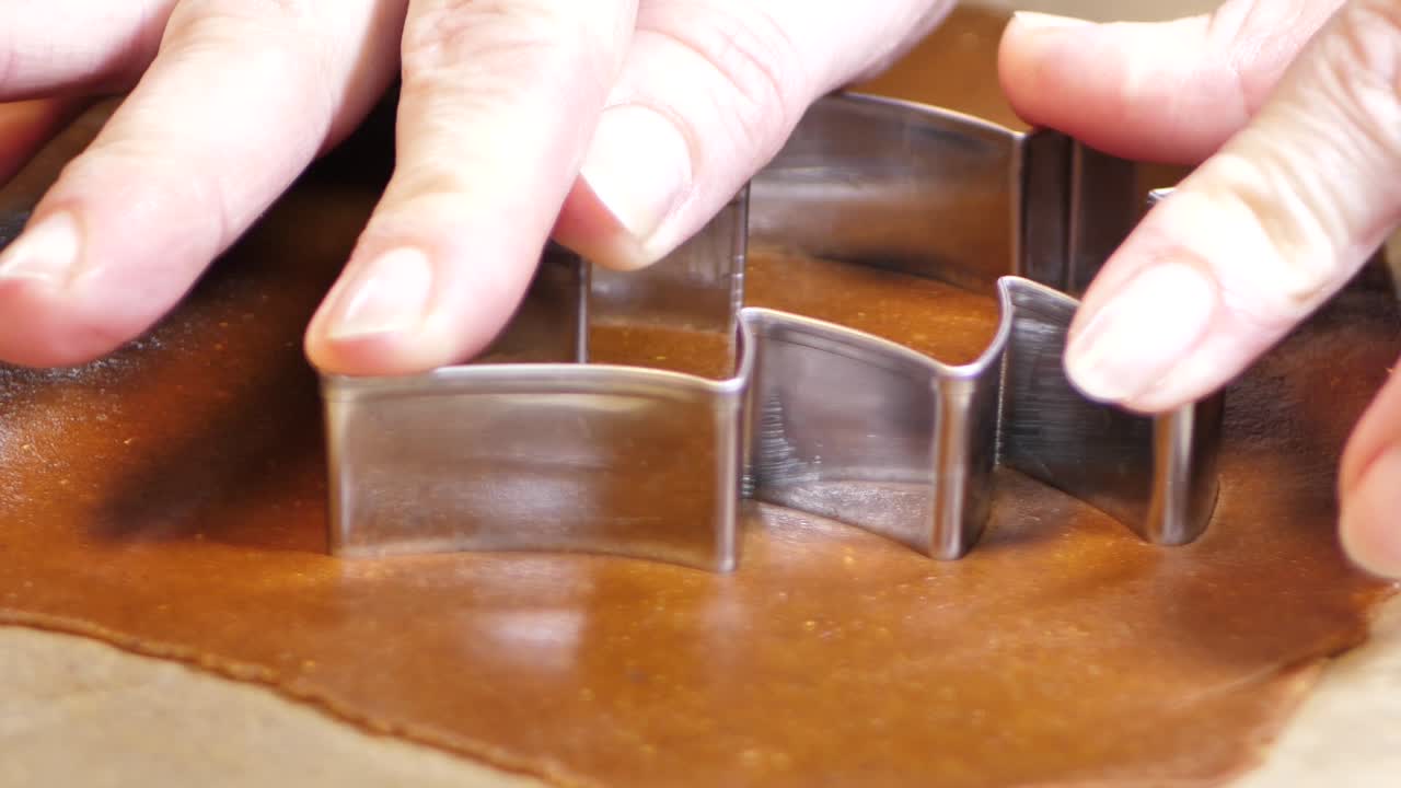 los moldes de pan de jengibre hacen galletas, bocadillos navideños, galletas marrones