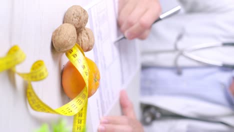 video vertical de un médico nutricionista dando una receta de dieta, concepto de alimentos saludables