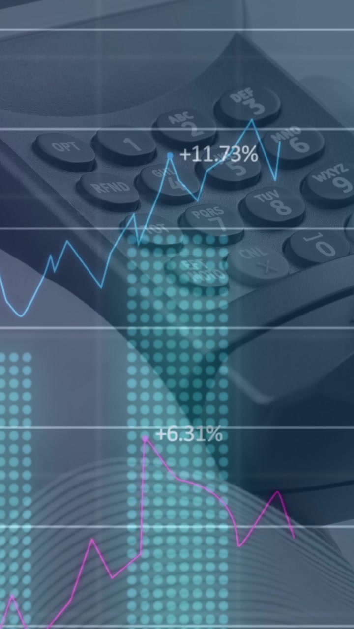 Elaborazione di dati finanziari con un primo piano della mano di una persona che usa un POS.