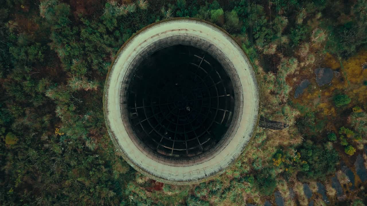 Vista aerea dall'alto di una torre di raffreddamento industriale abbandonata