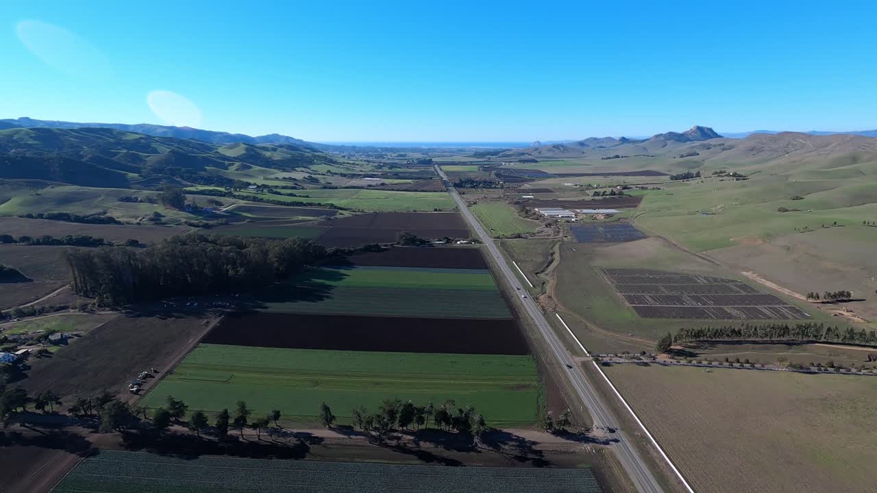 una vista aérea delantera sobrevolando la carretera del valle de los osos en san luis obispo se dirigió hacia baywood-los osos y la bahía del morro