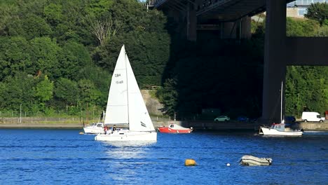 Un-Velero-Alto-Navegando-Bajo-El-Puente-Tamar-Entre-Devon-Y-Cornwall-En-Un-Día-De-Verano-En-Inglaterra