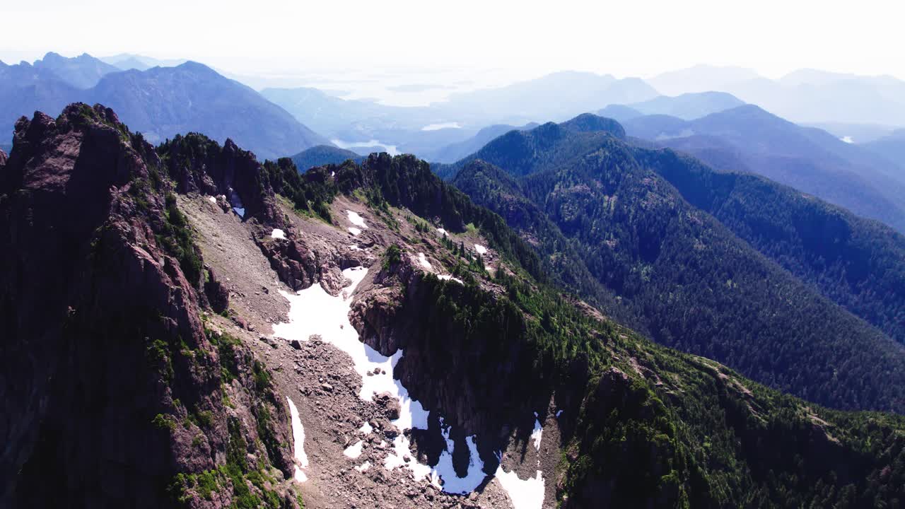 들쭉날쭉한 산과 태평양의 측면 팬 - 매켄지 범위, 밴쿠버 섬, bc 주, 캐나다
