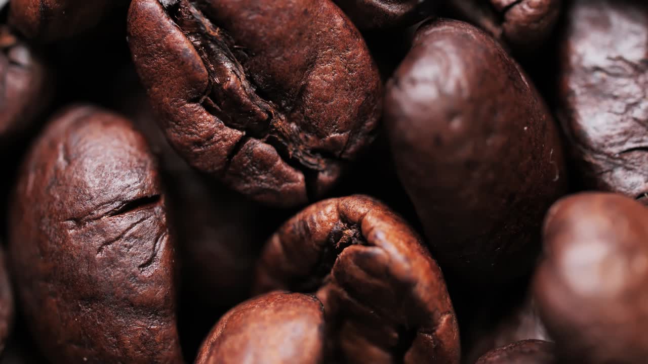 Baggrund med ristede kaffebønner. Videoloop. Nærbillede.