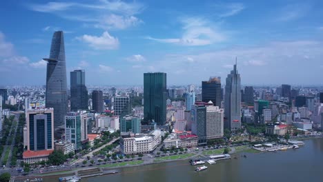 Luftaufnahme-Der-Skyline-Von-Ho-Chi-Minh-Stadt-Mit-Wichtigen-Gebäuden-Und-Dem-Ufer-Des-Saigon-Flusses-An-Einem-Sonnigen,-Klaren-Tag