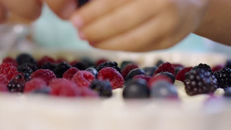 Frische-Himbeeren-Und-Heidelbeeren-Auf-Einem-Kuchen