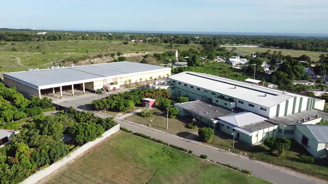 dron envolvente de 180 aviones moviéndose hacia una fábrica industrial en el campo, concepto de empresas industriales fuera de la ciudad