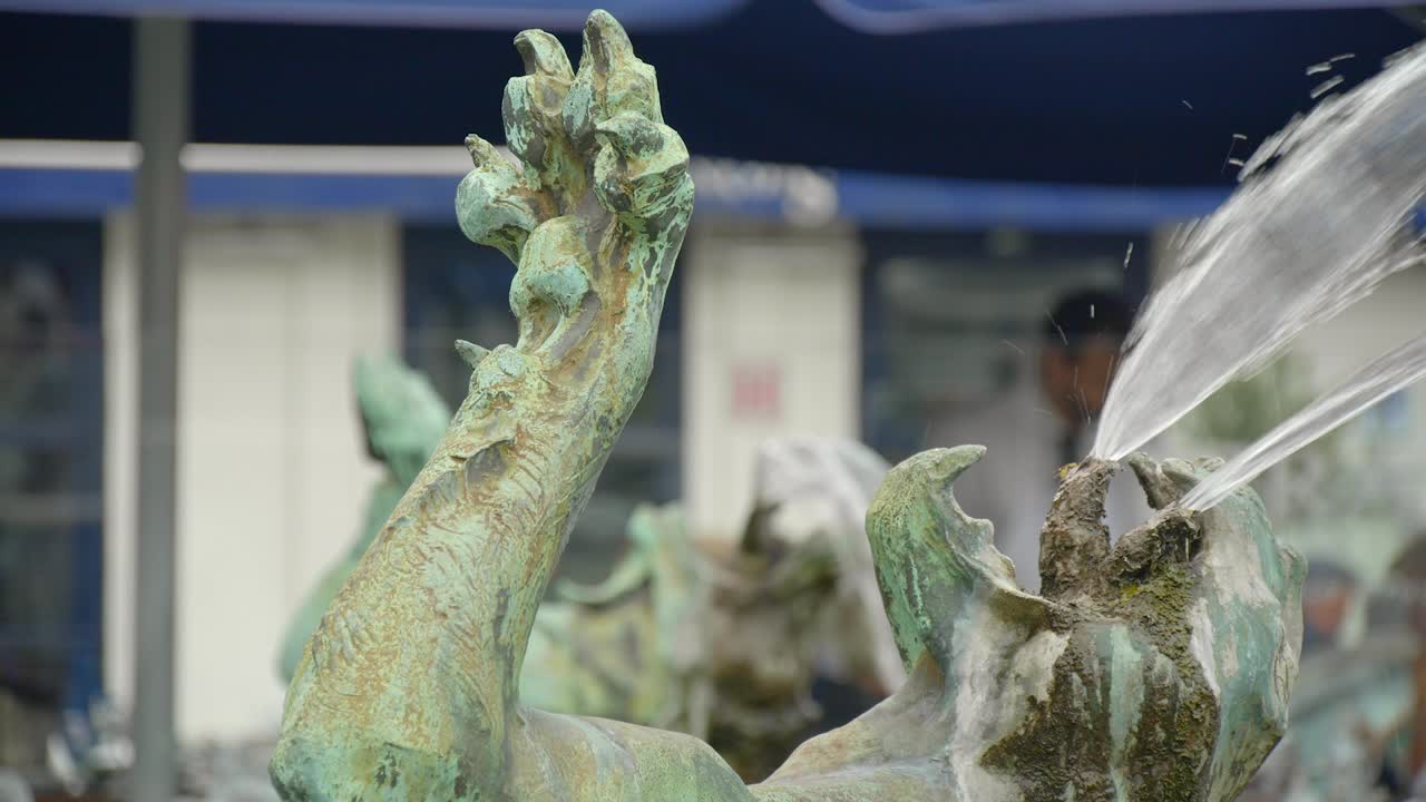 излив фонтана в форме льва