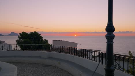 Sonnenaufgang-Auf-Einem-Platz-In-Altea,-Costa-Blanca,-Alicante,-Spanien,-Mittelmeer