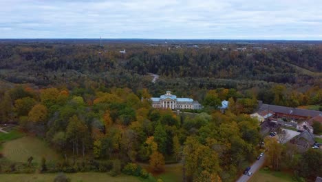 vista aérea del palacio krimulda en el parque nacional de gauja cerca de sigulda y turaida, letonia