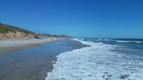 Vuelo-De-Drones-Sobre-Las-Olas-Del-Océano-En-Un-Hermoso-Día-Soleado-En-Carlsbad-California