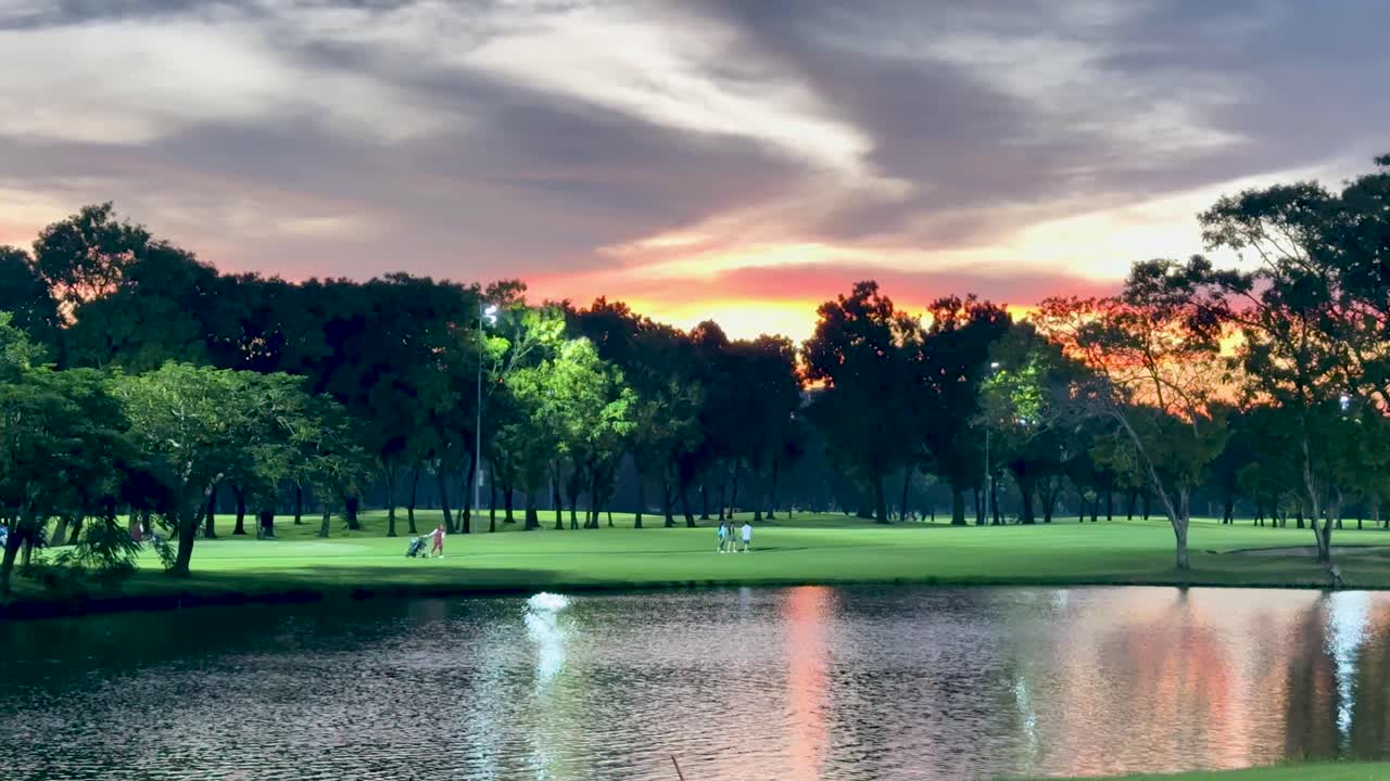 vista serena del atardecer en el golf de la ciudad de thana