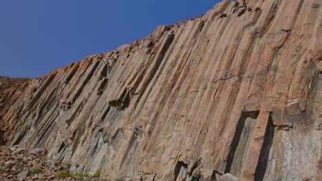 une grande montagne rocheuse