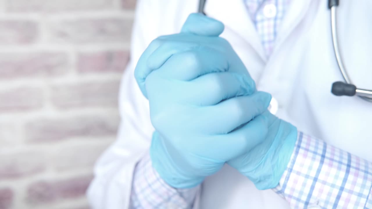 el doctor se pone los guantes.