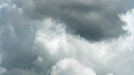 las nubes de cúmulo se mueven contra un cielo azul claro
