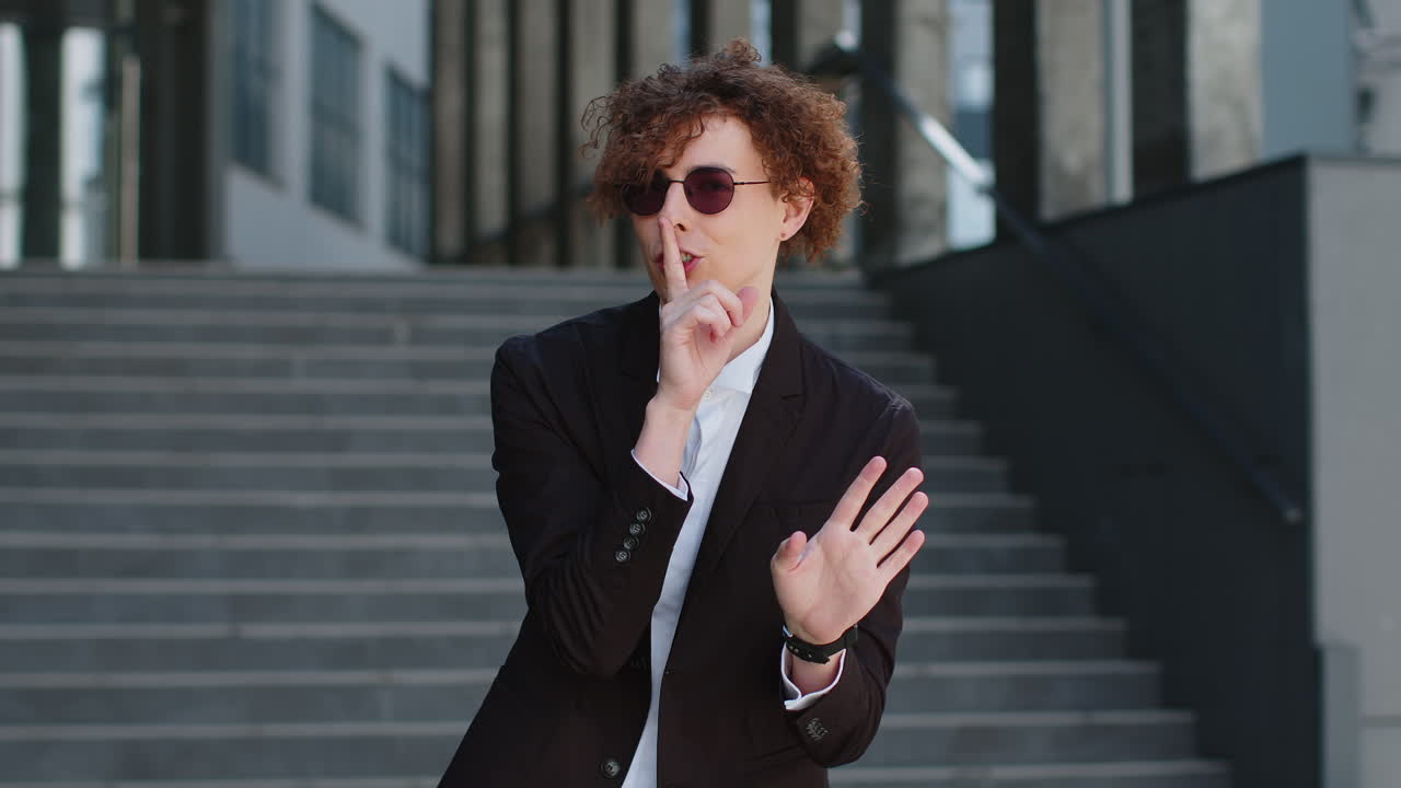 el hombre de negocios presiona el dedo índice a los labios hace silencio silencio gesto no dice chismes secreto