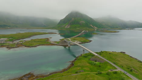 Volandstind-Berggipfel,-Verborgen-Im-Nebel,-Und-Die-Fredvang-Brücke-Darunter