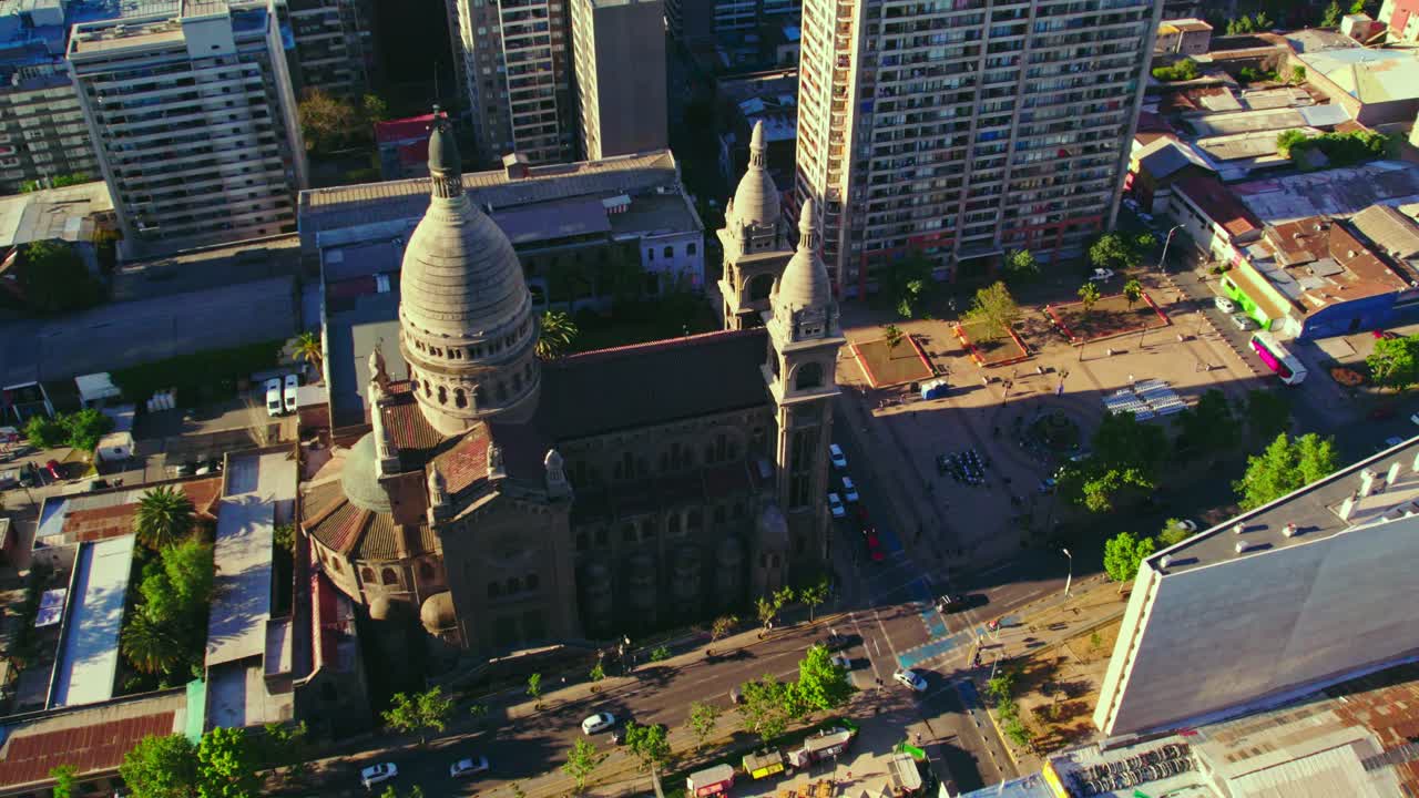 사크라멘티노 교회 와 그 주변 의 고층 도시 건물 들 을 둘러싸고 있는 공중 전망