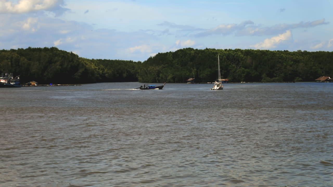 크라비의 물 위에서 태국 보트 경주