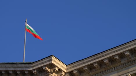 bulgarische flagge, die gegen blauen himmel weht