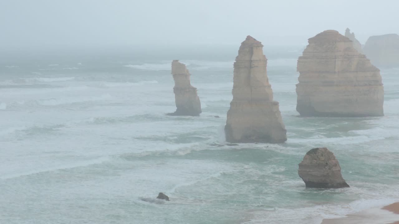 비가 오는 날 동안 해안 절벽의 침식