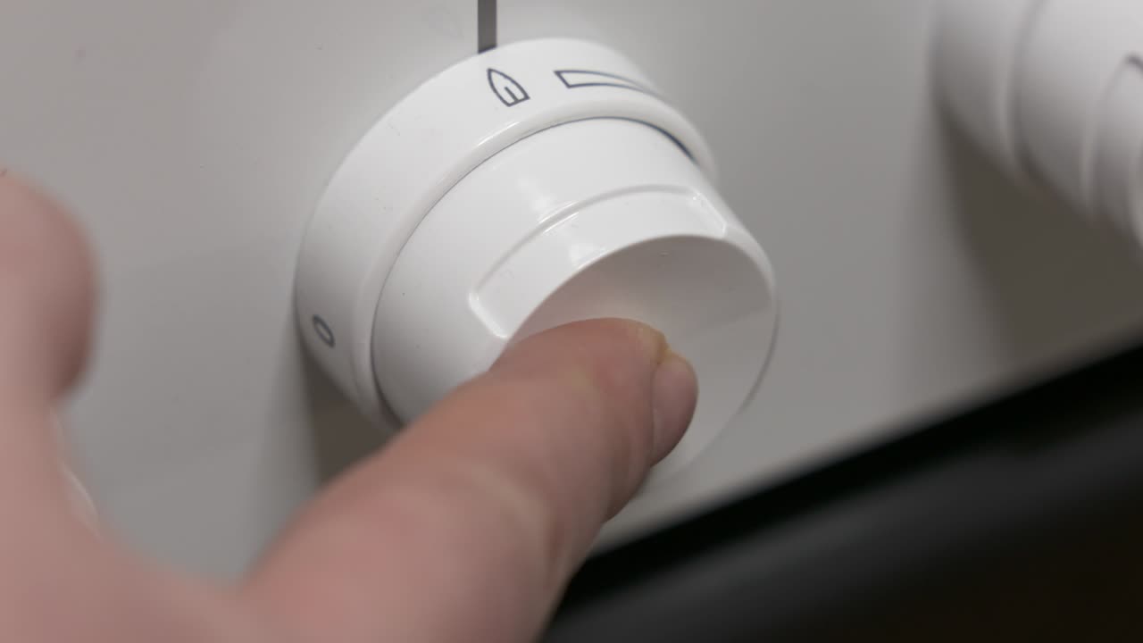 современная кухонная газовая плита с электронной системой зажигания