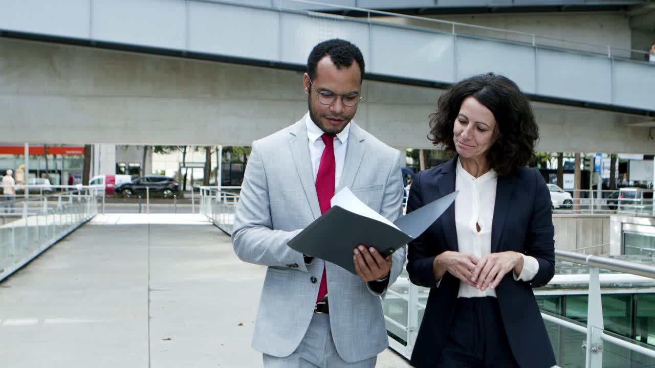 gente de negocios discutiendo papeles