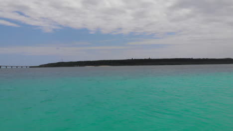 dolly aéreo hacia la isla kurima en un día nublado de verano