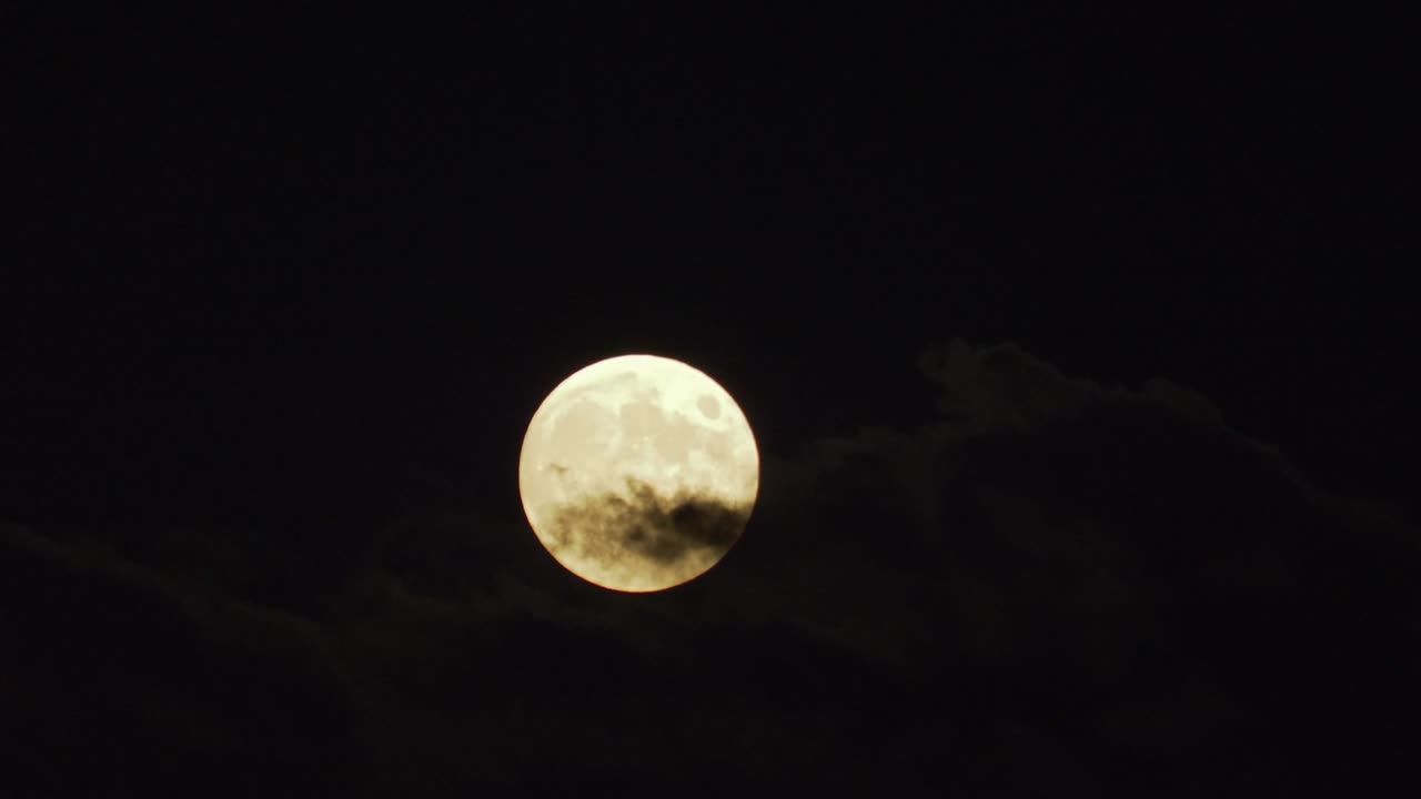 Lua cheia à noite.