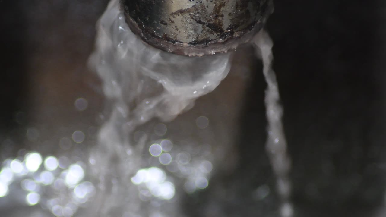 공장에서 더러운 물을 배출하는 산업 파이프