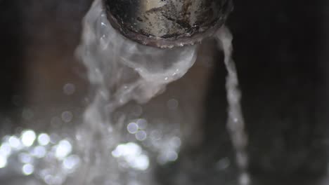 tubo industrial que expulsa agua sucia en una fábrica