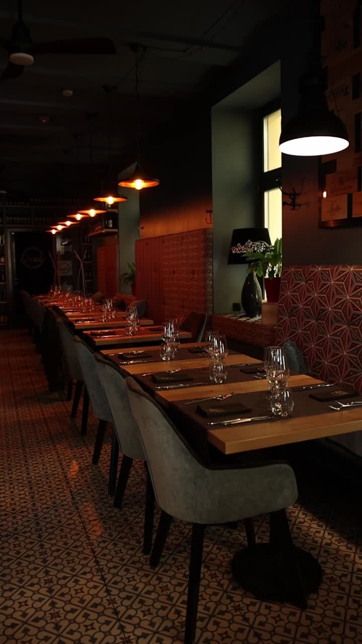 Elegant restaurantinteriør med borde og borddækning