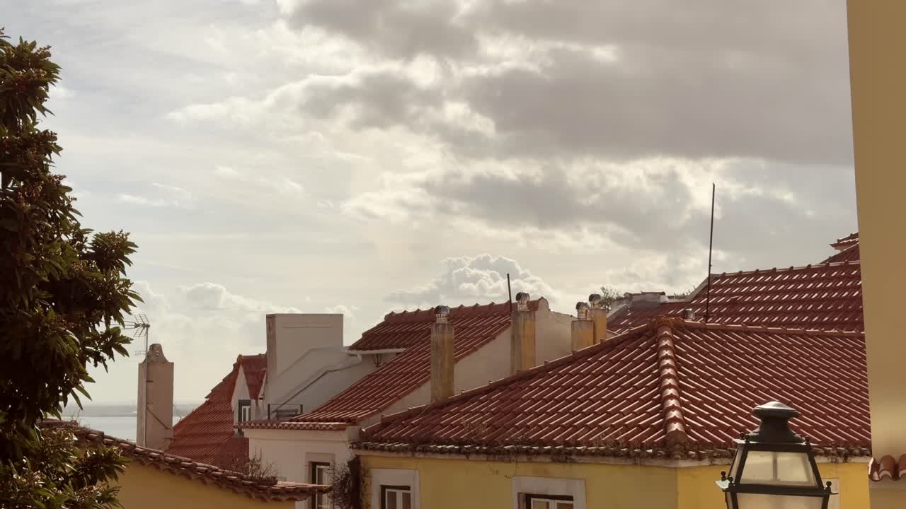 Vista sui tetti tradizionali in tegole rosse in una città europea.
