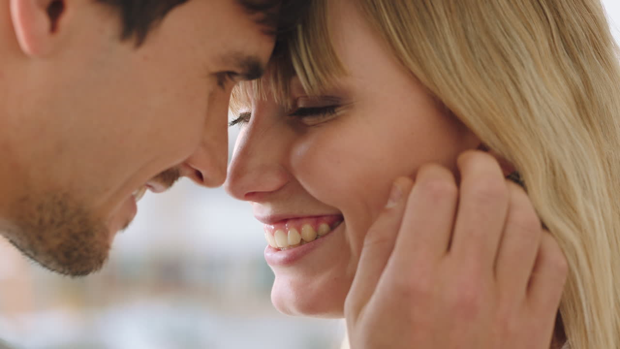 pareja, feliz y el amor tocan la cara a tiempo