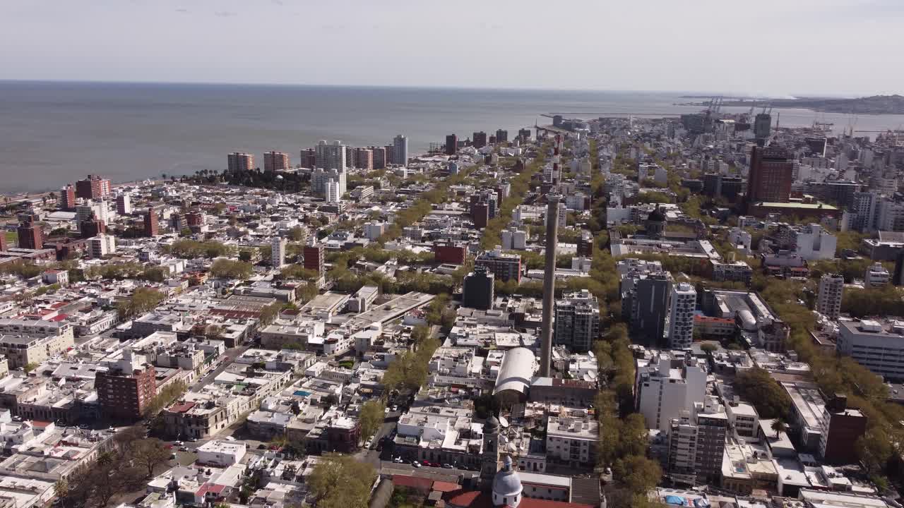 vista de pájaro de la capital de uruguay con el océano atlántico de fondo