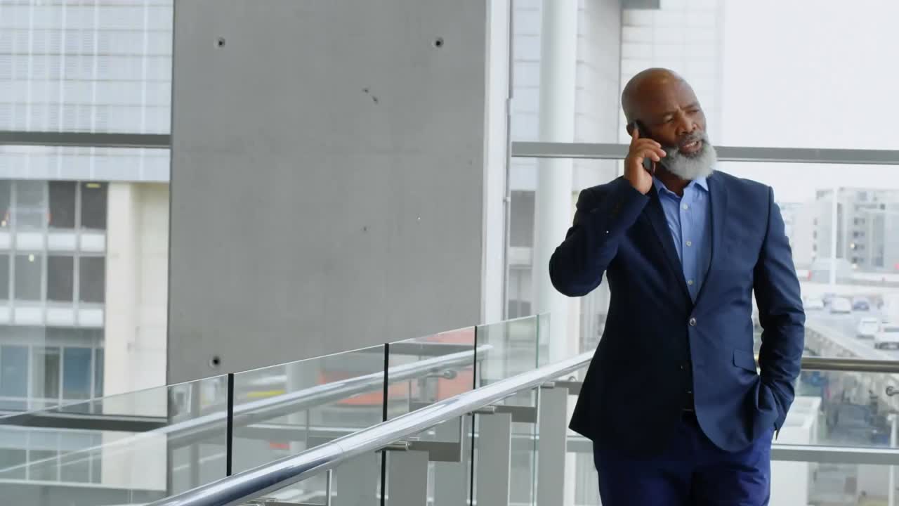 red de iconos digitales contra afroamericano hombre de negocios de alto nivel hablando en el teléfono inteligente en la oficina