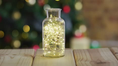 video de una mesa de madera con luces de hadas sobre el árbol de navidad