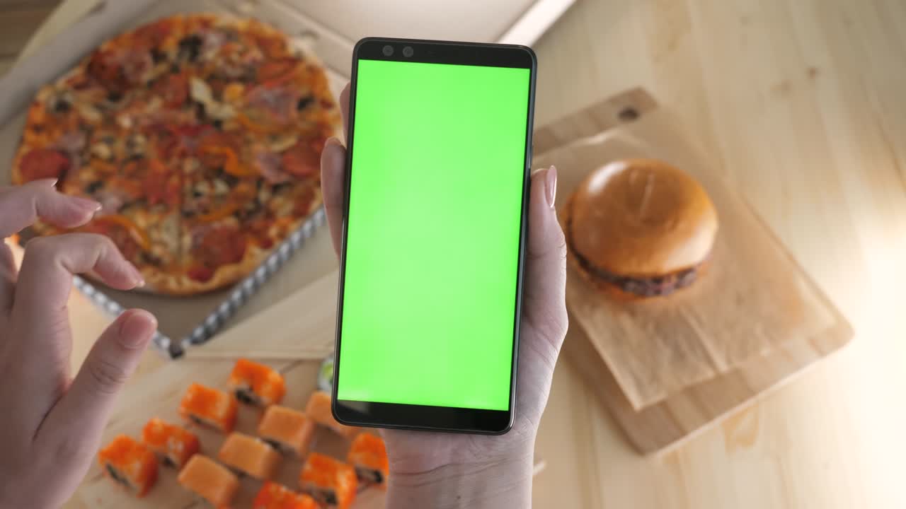 vida casual de la persona uso de pantalla táctil teléfono inteligente para comprar comida en línea, aplicación de menú